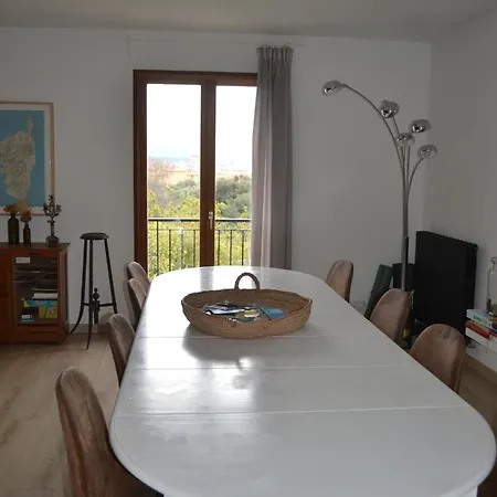 175m2 Idealement Situe Stationnement Gratuit Bas Ajaccio (Corsica)